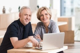 couple laptop coffee shop